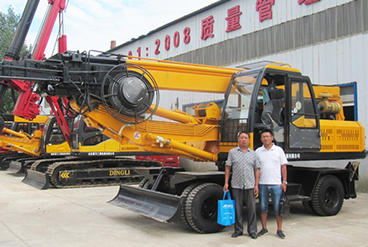 The customer took a group photo with the wheel rotary drilling rig