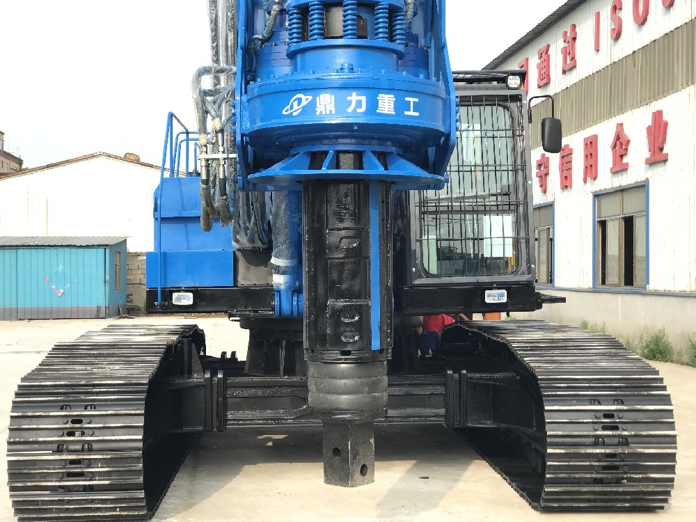 Rotary drilling rig with retractable chassis