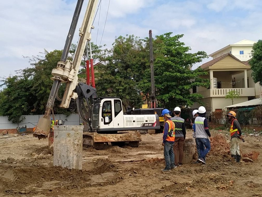 20m white color pile driver working video